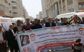 دائرة شؤون اللاجئين واللجان الشعبية تشاركان في مهرجان جماهيري إحياءً ليوم الأسير أمام مقر الصليب الأحمر في غزة