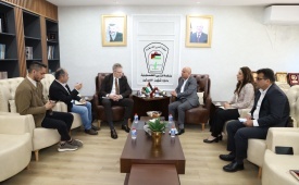 أبو هولي يبحث مع ممثل المنسق الخاص للشؤون السياسية أوضاع اللاجئين وتحديات "الأونروا"