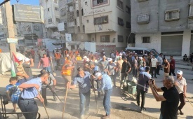 بتوجيهات من د. احمد أبو هولي   تحت شعار ابدأ بنفسك: دائرة شؤون اللاجئين بالمنظمة واللجنة الشعبية بمخيم الشاطئ تنظمان حملة تطوعية واسعة لتنظيف وإعادة تأهيل شوارع وأزقة مخيم الشاطئ 
