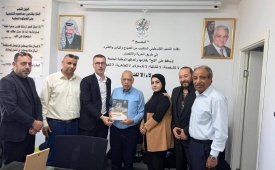 وفد من "شؤون اللاجئين" يسلّم التقرير السنوي للعام 2025 لأعضاء من اللجنة المركزية لحركة "فتح"