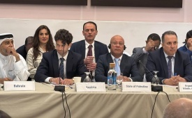 خلال كلمته في اجتماعات اللجنة الاستشارية أبو هولي يطالب برفع مشروطية تمويل الأونروا ويحذر: الإجراءات التدبيرية خط أحمر لا يمكن شرعنته - طالب المانحين باتفاقيات تمويل متعددة السنوات مع الاونروا وملاحقة الاحتلال دولياً على جرائمه بحق طواقمها - تصفية الاونرو