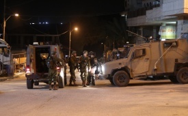 الاحتلال يحتجز 25 مواطنا ويحقق معهم ميدانيا في مخيم الدهيشة جنوب بيت لحم