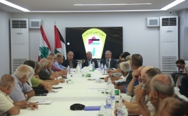 أبو هولي يضع اللجان الشعبية في المخيمات الفلسطينية بلبنان في صورة التحركات السياسية لحماية الأونروا وتعزيز صمود اللاجئين