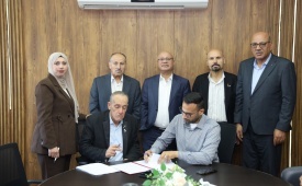 بتوجيهات الرئيس وتحت رعاية دائرة شؤون اللاجئين.. اللجنة الشعبية لمخيم الفارعة توقّع عقدًا للبدء بتنفيذ مشروع لتطوير البنية التحتية