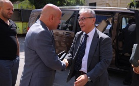 وفد برلماني ياباني يتفقد مخيم الجلزون برفقة د. أبو هولي للاطلاع على المشاريع التنموية المدعومة من "جايكا"