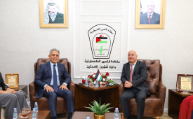 أبو هولي يُطلع السفير المصري على أوضاع اللاجئين واستهداف الأونروا