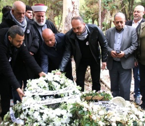 &ldquo;د. أبو هولي&rdquo; يقدم التعازي برحيل المناضل ناظم اليوسف ويضع إكليلًا من الزهور على ضريحه