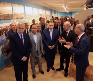 افتتحه رئيس دائرة شؤون اللاجئين بالمنظمة د. احمد أبو هولي ووزير الثقافة عماد حمدان متحف ياسر عرفات يقيم معرض صور   بعنوان &ldquo;الأونروا.. إلى أين؟" في مدينة رام الله