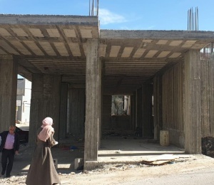 بتمويل من دائرة شؤون اللاجئين... اللجنة الشعبية في مخيم الدهيشة توقّع اتفاقية تنفيذ مشروع تشطيب المجمع التطويري في المخيم