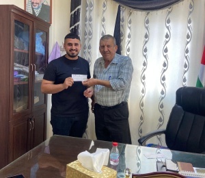 دائرة شؤون اللاجئين توزع منحة الطالب الجامعي في مخيمات منطقة الوسط دعماً للتعليم وتعزيزاً لصمود اللاجئين
