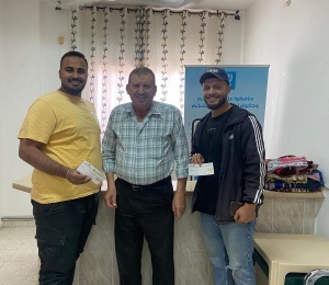 دائرة شؤون اللاجئين توزع منحة الطالب الجامعي في مخيمات منطقة الوسط دعماً للتعليم وتعزيزاً لصمود اللاجئين