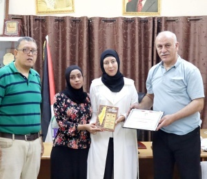 اللجنة الشعبية في مخيم عسكر القديم ولجنة الخير توزعان حقائب مدرسية على طلاب مدارس الوكالة
