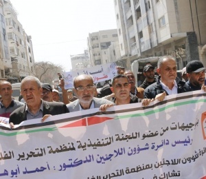 دائرة شؤون اللاجئين واللجان الشعبية تشاركان في مهرجان جماهيري إحياءً ليوم الأسير أمام مقر الصليب الأحمر في غزة