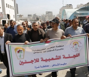 دائرة شؤون اللاجئين واللجان الشعبية تشاركان في مهرجان جماهيري إحياءً ليوم الأسير أمام مقر الصليب الأحمر في غزة