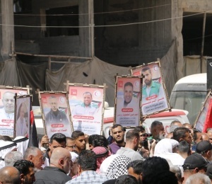 دائرة شؤون اللاجئين واللجان الشعبية تشاركان في مهرجان جماهيري إحياءً ليوم الأسير أمام مقر الصليب الأحمر في غزة