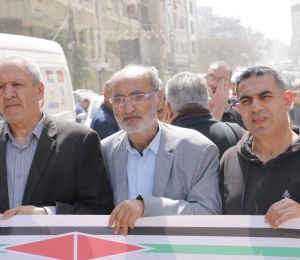 دائرة شؤون اللاجئين واللجان الشعبية تشاركان في مهرجان جماهيري إحياءً ليوم الأسير أمام مقر الصليب الأحمر في غزة