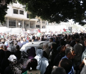 دائرة شؤون اللاجئين واللجان الشعبية تشاركان في مهرجان جماهيري إحياءً ليوم الأسير أمام مقر الصليب الأحمر في غزة