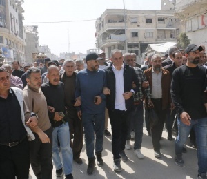 دائرة شؤون اللاجئين واللجان الشعبية تشاركان في مهرجان جماهيري إحياءً ليوم الأسير أمام مقر الصليب الأحمر في غزة