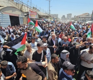 مهرجان العودة الوطني في خانيونس يؤكد التمسك بحق العودة تحت شعار: &ldquo;لن نرحل.. جذورنا أعمق من دماركم&rdquo;