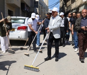 أبو هولي يشارك في يوم تطوعي بمخيم قلنديا نفذته دائرة شؤون اللاجئين بالتعاون مع اللجنة الشعبية بالمخيم ويطالب المانحين بتمويل إضافي لـ"الأونروا"