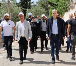 أبو هولي يشارك في يوم تطوعي بمخيم قلنديا نفذته دائرة شؤون اللاجئين بالتعاون مع اللجنة الشعبية بالمخيم ويطالب المانحين بتمويل إضافي لـ"الأونروا"
