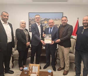 وفد من "شؤون اللاجئين" يسلّم التقرير السنوي للعام 2025 لأعضاء من اللجنة المركزية لحركة "فتح"
