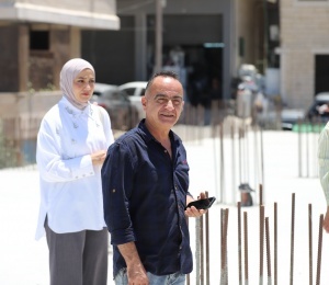 بتوجيهات د. أبو هولي.. دائرة شؤون اللاجئين واللجنة الشعبية في مخيم الدهيشة تستلمان المرحلة الثانية من مشروع المجمع التطويري