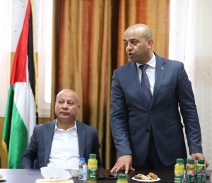 أبو هولي يبحث في لقاء موسع بمخيم عقبة جبر آليات تعزيز صمود اللاجئين في المخيمات وتحسين الخدمات الأساسية المقدمة من الاونروا