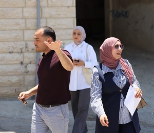 بتوجيهات د. أبو هولي.. دائرة شؤون اللاجئين واللجنة الشعبية في مخيم الدهيشة تستلمان المرحلة الثانية من مشروع المجمع التطويري