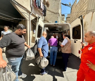 دائرة شؤون اللاجئين وسفارة فلسطين في لبنان توزعان وجبات غذائية على النازحين من مخيم عين الحلوة