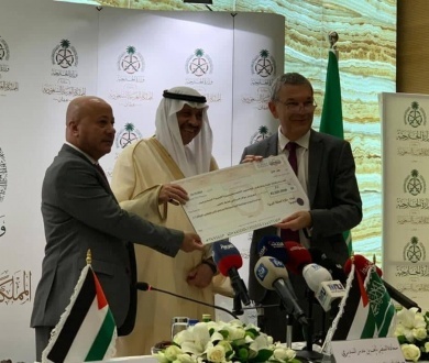 بحضور رئيس دائرة شؤون اللاجئين د. أحمد ابو هولي السفير السعودي لدى الأردن  يسلم ، الاونروا ، مساهمة المملكة بقيمة  27 مليون دولار - 23/10/2022