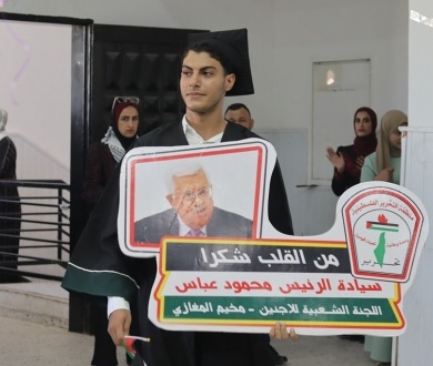 لجنة مخيم المغازي تسلم مكرمة الرئيس لطلبة المخيم المتفوقين في الثانوية العامة 2023 