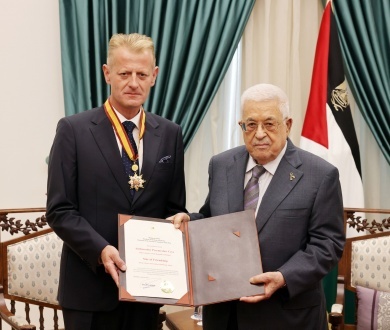 الرئيس يقلد ممثل بولندا لدى فلسطين نجمة الصداقة من وسام الرئيس