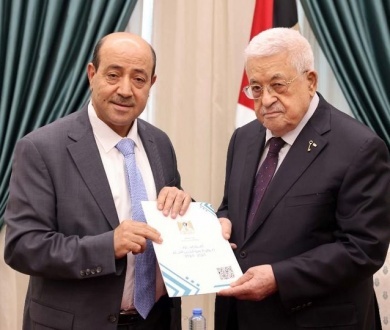 الرئيس يتسلم التقرير السنوي لديوان الموظفين العام