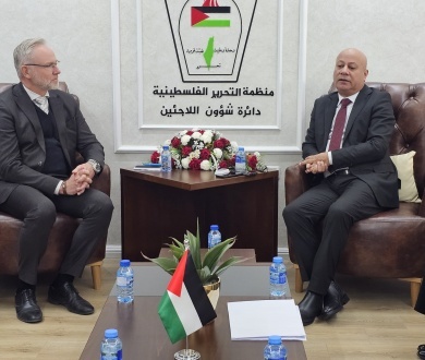 خلال لقائه مع القنصل العام السويدي جوليوس ليلجيستروم د. أبو هولي يطالب السويد بإعادة النظر في قرار وقف تمويلها للأونروا