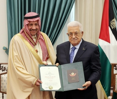 الرئيس يقلد سفير السعودية لدى فلسطين قنصلها العام في القدس نجمة القدس من وسام القدس