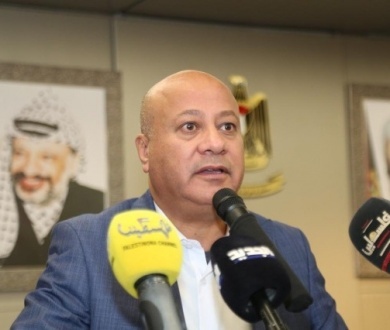 أبو هولي يطالب "الأونروا" بالعدول عن قرار سحب كتاب اللغة العربية للصف الخامس