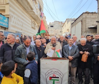  دائرة شؤون اللاجئين واللجان الشعبية تنظم وقفة تضامنية لتعزيز وكالة الأونروا ورفض قرارات الكنيست والرؤية الأمريكية