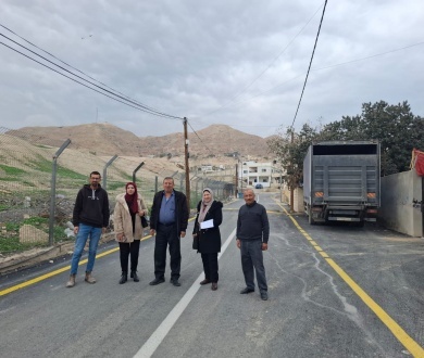 استكمال أعمال صيانة الطرق في مخيم عين السلطان بتمويل من المنحة اليابانية