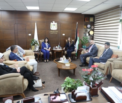 الأونروا تبدأ بصرف دفعة مالية جديدة لدعم عمال غزة في الضفة الغربية بدعم من صندوق قطر للتنمية 