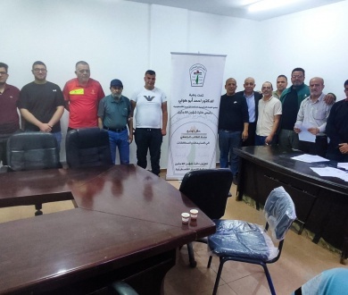 اللجنة الشعبية لخدمات مخيم عين بيت الماء تقوم بتوزيع منحة الطالب الجامعي