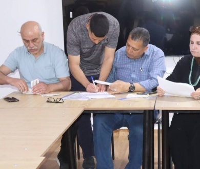 اللجنة الشعبية لخدمات مخيم عسكر القديم توزع المنحة الجامعية على الطلبة في المخيم.