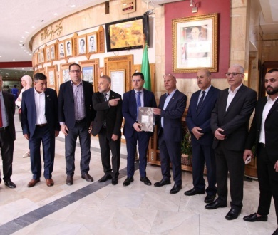 Algeria Honors Memory... and the Palestinian Refugee Shakes Hands with History