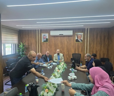 دائرة شؤون اللاجئين توزع منحة الطالب الجامعي في مخيم دير عمار