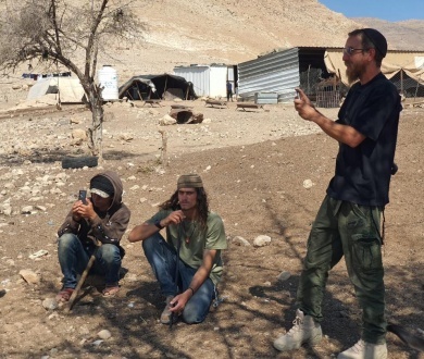 مستعمرون يرعون أغنامهم في أراضي المواطنين في تجمع "شلال العوجا"
