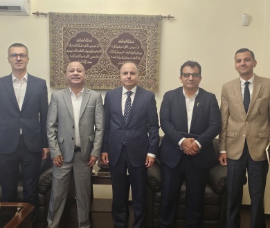 د. أحمد أبو هولي يلتقي سفير مصر في فلسطين إيهاب سليمان ويبحث معه تداعيات العدوان على غزة وتدمير المخيمات واستهداف الأونروا