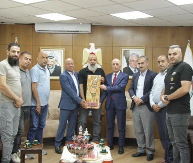 سلطة الأراضي تسلم تخصيصا لصالح دائرة شؤون اللاجئين لمنفعة مخيم عسكر