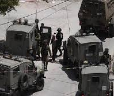 الاحتلال يقتحم ضاحية اكتابا شرق طولكرم ويعتقل شابين ويستخدم طفلًا كدرع بشري