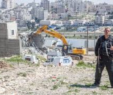 الاحتلال يخطر بهدم ووقف العمل بعدد من المنازل والمنشآت في إذنا غرب الخليل