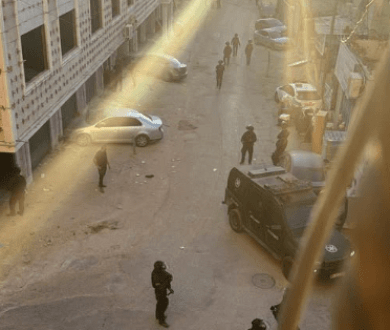 الاحتلال يشرع بهدم بناية قيد الإنشاء في عناتا